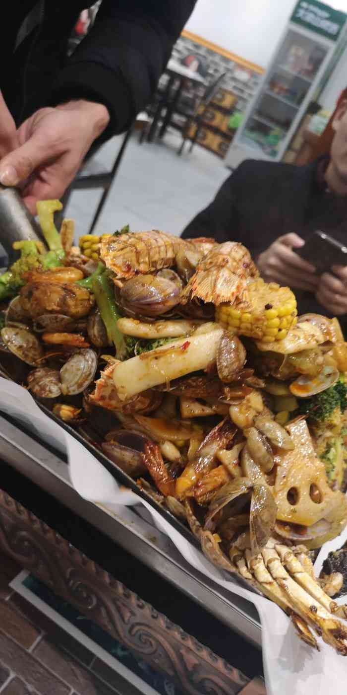 一锹到味海鲜-"三个人吃 就点了网红铁锹海鲜完全够吃,.