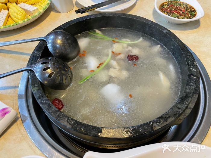 墨脱石锅椰子鸡•糟粕醋•东山羊(大东海店)墨脱石锅椰子鸡图片