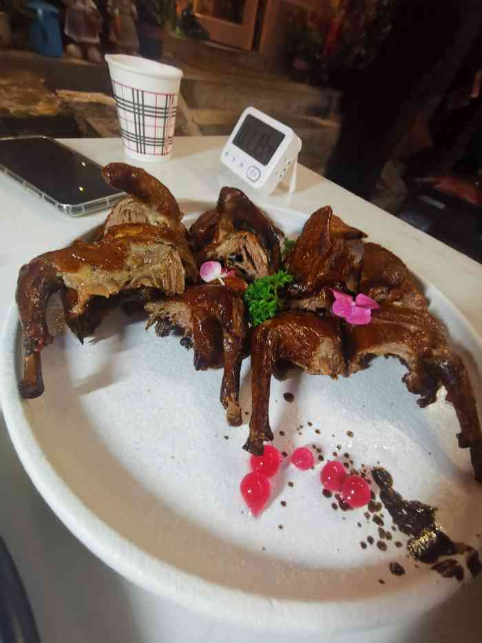 后海16号私房菜-"[薄荷]环境:餐厅一进去的走廊有吊灯,很.
