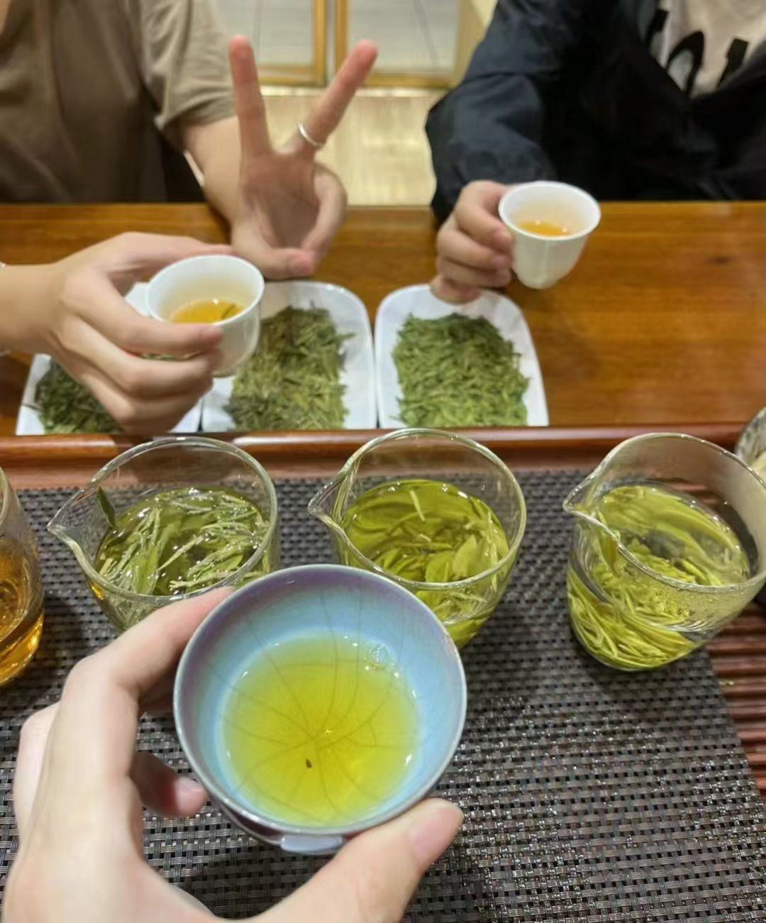 细致泡茶,展现出茶叶舞动的迷人风采