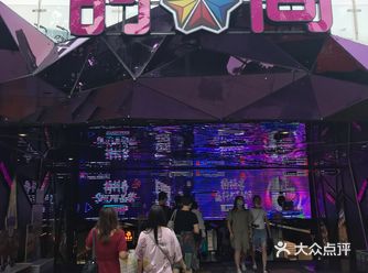 商场不定期还会举办一些小活动~猪年在中庭围了好多小猪