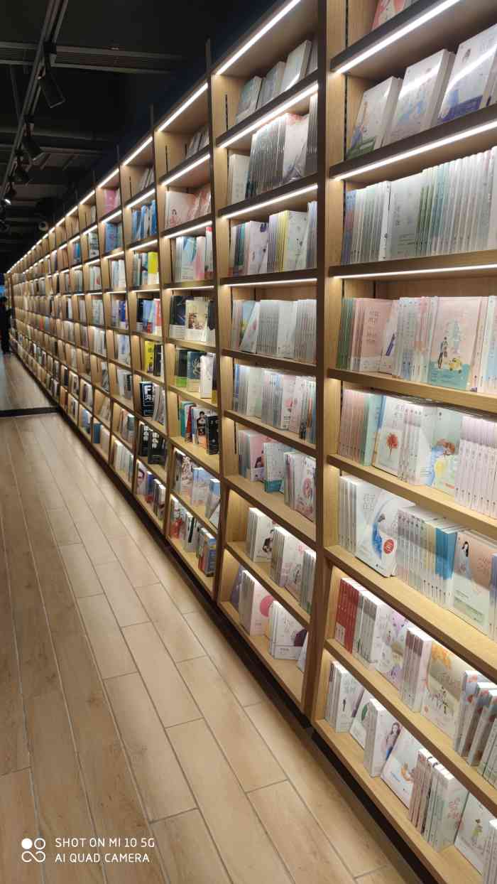文海书店-"这个书店应该是主打学生的,他有很多教辅类.