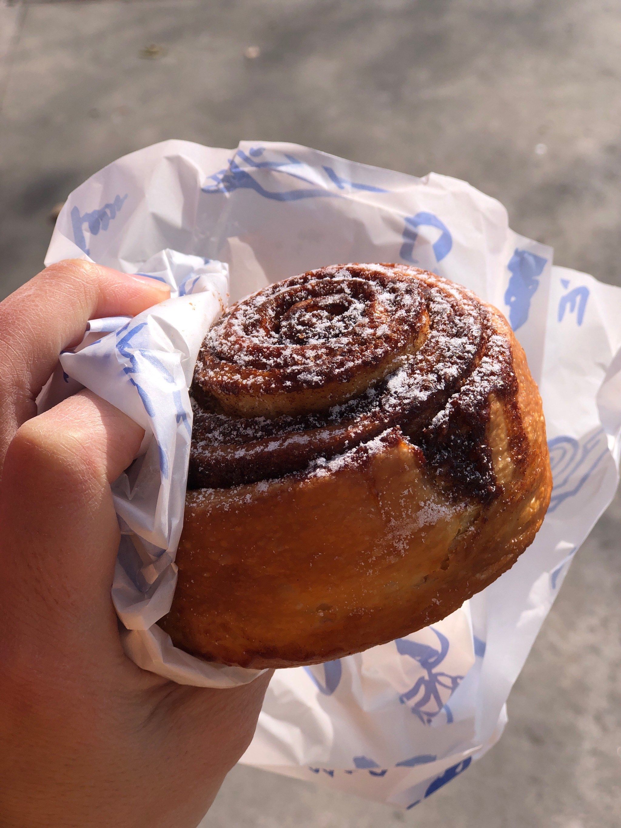 一早打卡的肉桂卷面包不错