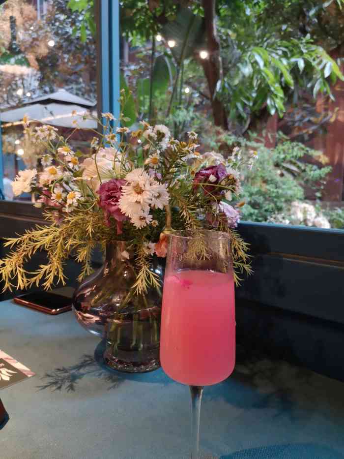 猛虎玫瑰61鲜花西餐厅(鎏嘉码头店)-"位置就是在刘嘉码头b1层,实在