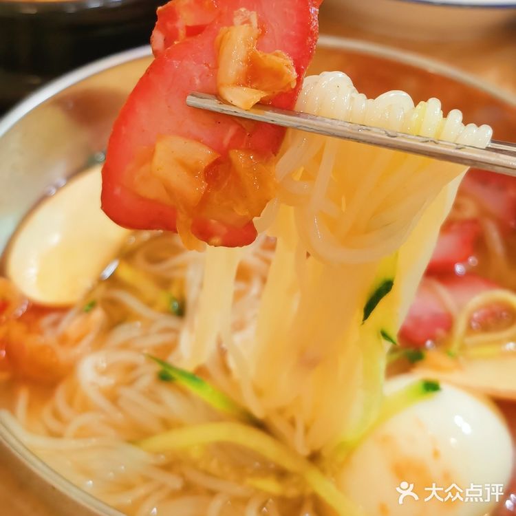 菜品：石锅香肠拌饭，炒年糕，铁板肥牛，冷面