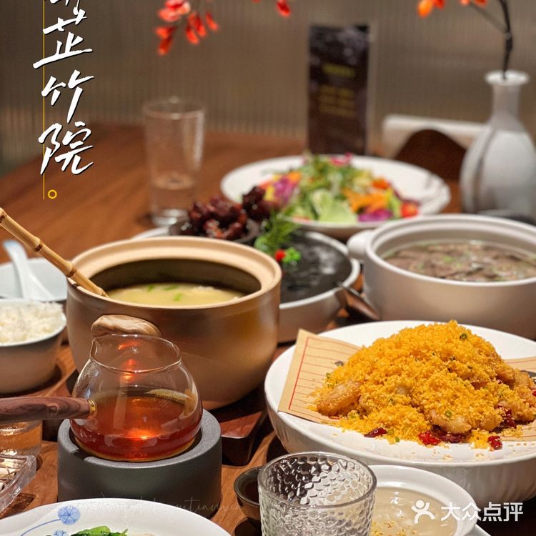 美味的苏浙菜和温润的茶水搭配，江南气息浓郁