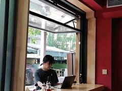 靠窗位-董小西的凉皮和椒麻鸡(三元桥店)
