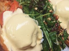 班尼迪蛋可颂配烟熏三文鱼-ROAST