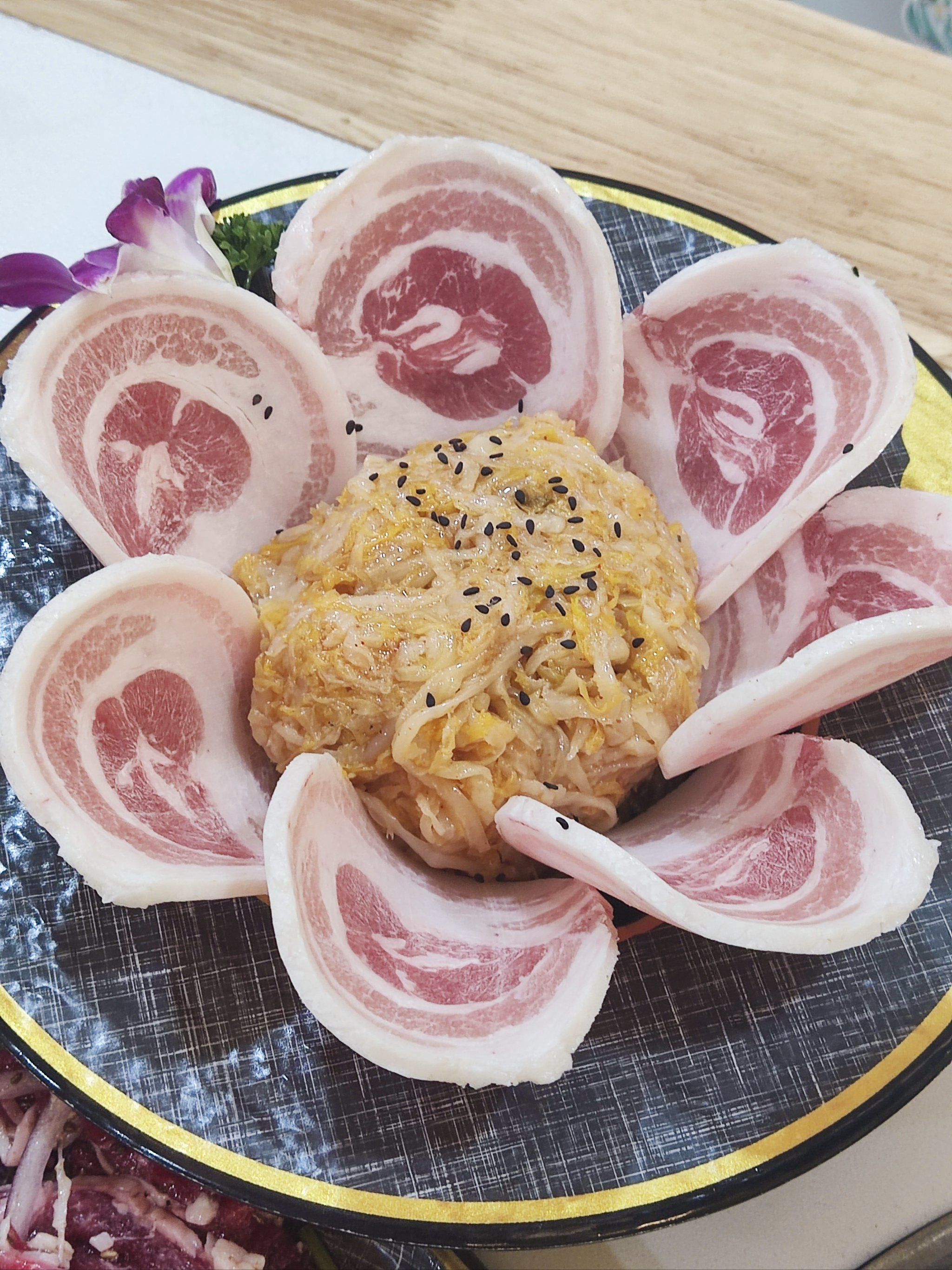摆盘真摆成花的五花肉,很机智
这么摆好看也不会觉得量少[嘿哈]
