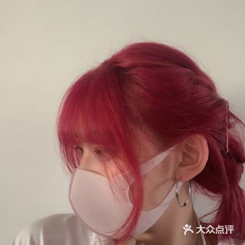 真是超级扎眼的一个颜色啊，刚染完不太喜欢，但越来越好