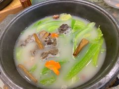 咸烧羊骨煲淋奶白菜-新兴家喻酒家·羊城名宴(昌岗店)