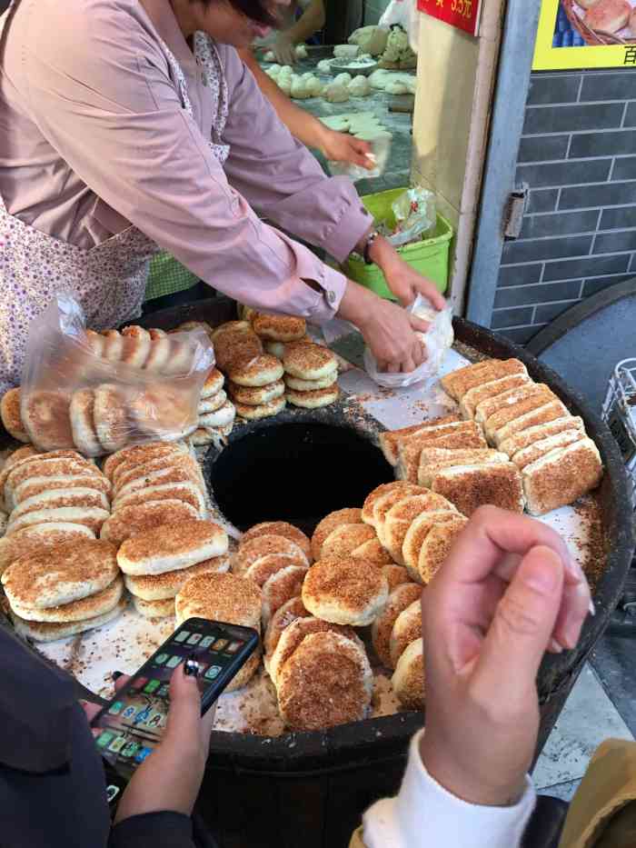 大东门黄桥烧饼在扬州东关街对面的彩衣街街口,号称是百年老店了.
