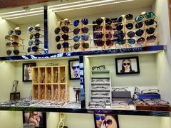 -上海网星眼镜批发·蔡司依视路官方授权(三叶眼镜城店)