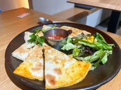 牛肉馅饼配迷你沙拉-HELLO 27 意面·沙拉·帕尼尼