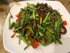 水芹菜炒牛肉-江湾牛蹄馆