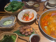 -野山舂·贵州现舂酸汤火锅(鸿通城店)