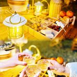 三五知己相约营地围炉煮茶，还可以仰望星空