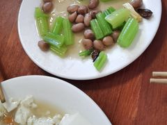 芹菜花生米-宝瑞门钉肉饼店