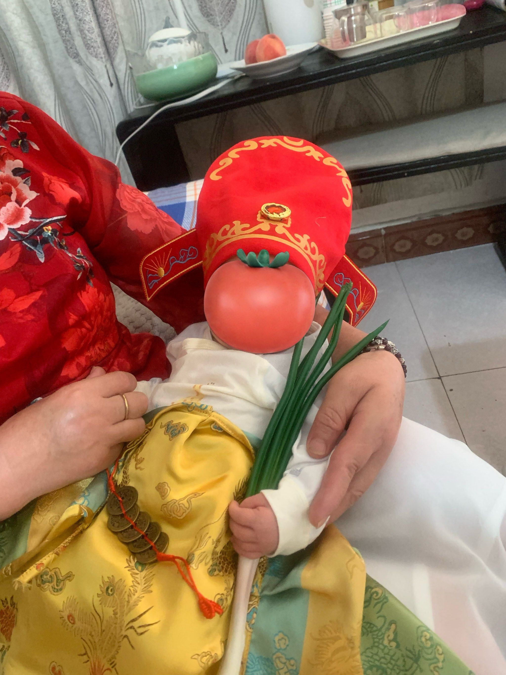 宝宝迎来了人生的首次理发那柔软的胎发是初生的记忆