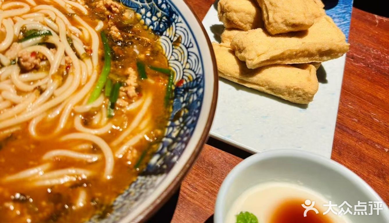 【招牌小锅米线】铜锅现煮的仪式感太绝了！