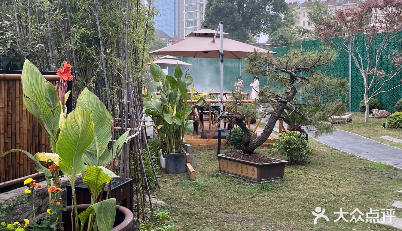 三文鱼和甜虾配上干冰和小花，氛围感十足。羊排每人一份