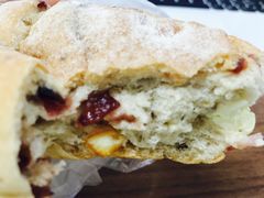 三角芝士包-Juicy Bakery(大学路店)