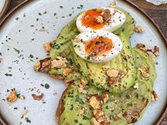 牛油果煮蛋吐司-RAC BAR(安福路店)