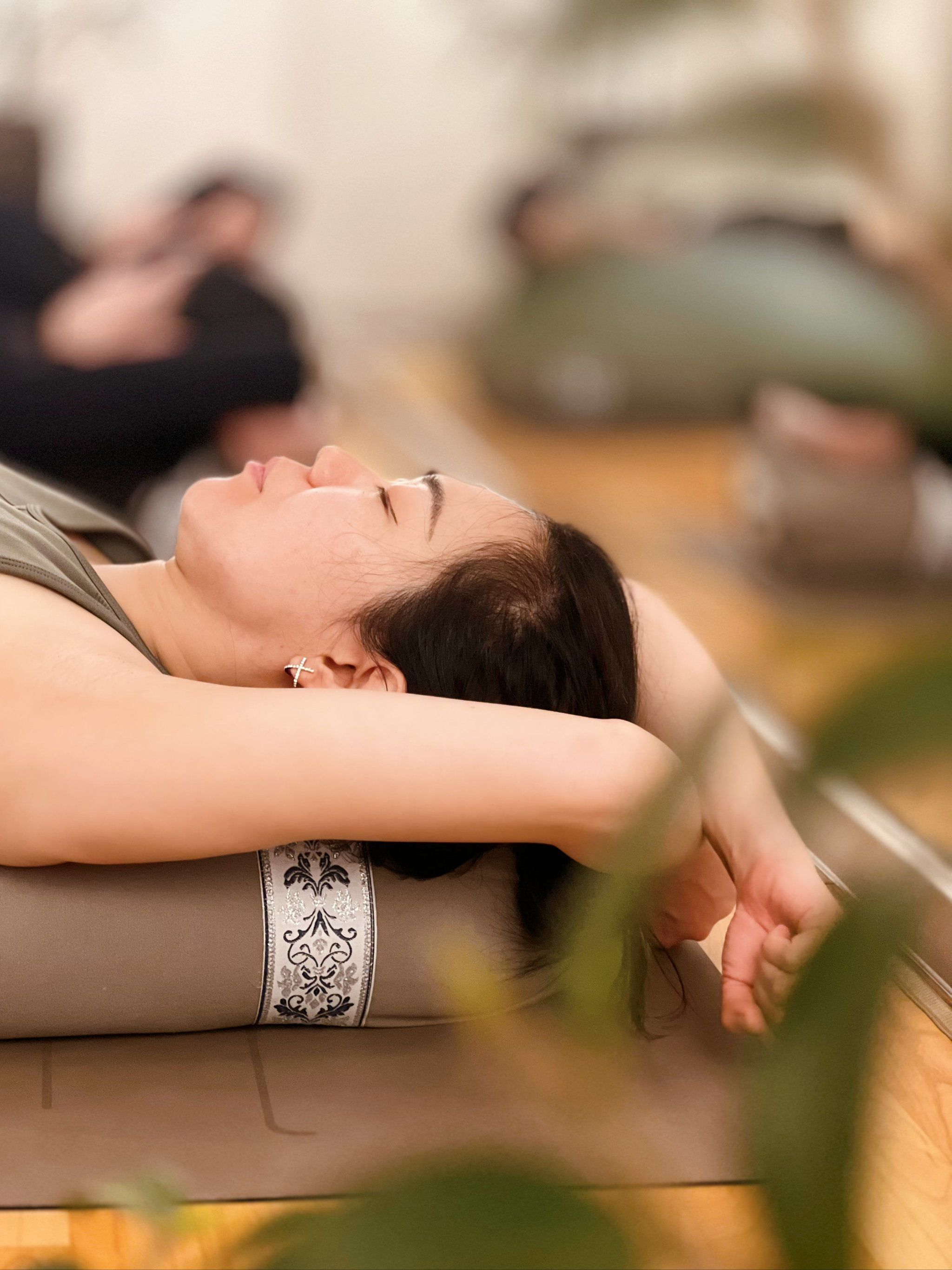 阴瑜伽重在强化肌肉,疏通经络,滋养内在