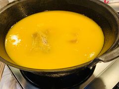 浓厚原只鸡煲花胶汤-鲜入围煮花胶鸡海鲜火锅