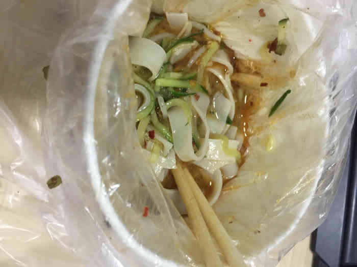 打分 很久没吃了,今天吃了,感觉没有以前那么好吃了,面皮有点硬,打包