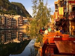 店门口的座位-古城苗家土菜馆(河景餐厅店)