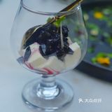 当桃红香槟遇上鱼子酱烤鸭