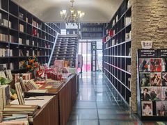 -钟书阁(松江泰晤士小镇店)