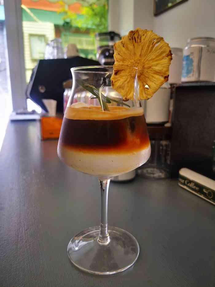 wakemeupcoffee-"去五道营拍照路过这家店,其实是在门口看见.