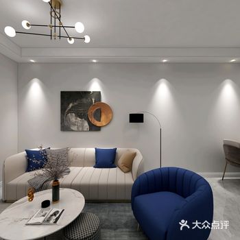 客厅以浅灰色为主色调，米色三人位沙发和淡蓝色的单椅的