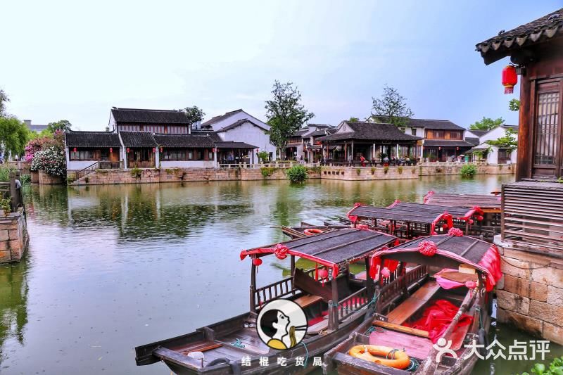在荡口古镇景区内，都有民谣歌手随机地点驻唱