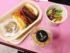 特色牛肉汉堡-HELLO 27 意面·沙拉·帕尼尼