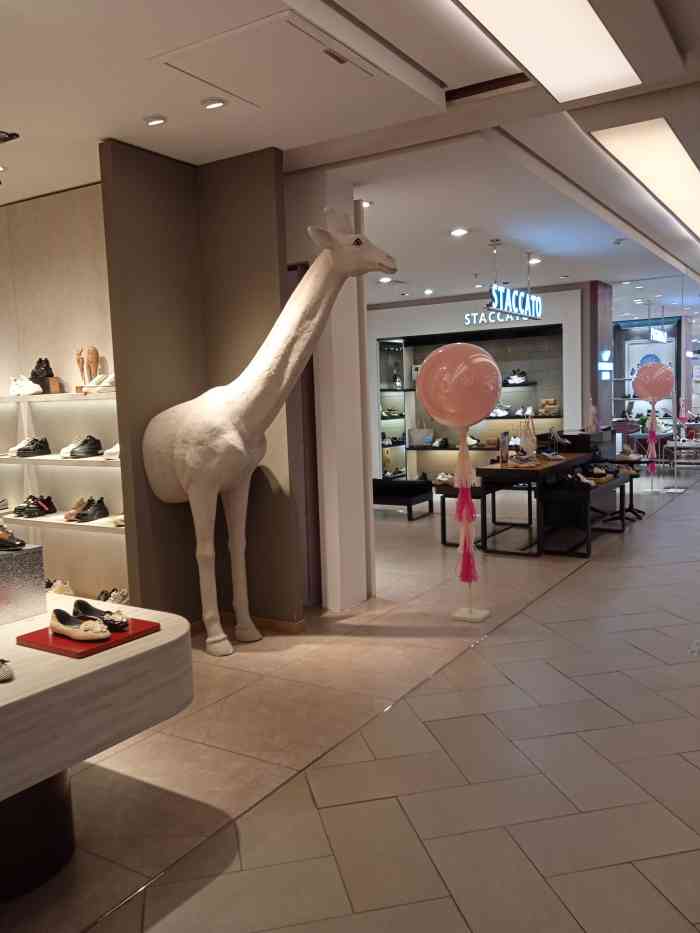 百盛在沈阳最繁华的太原街.来太原街逛街的人没有不到百盛的.