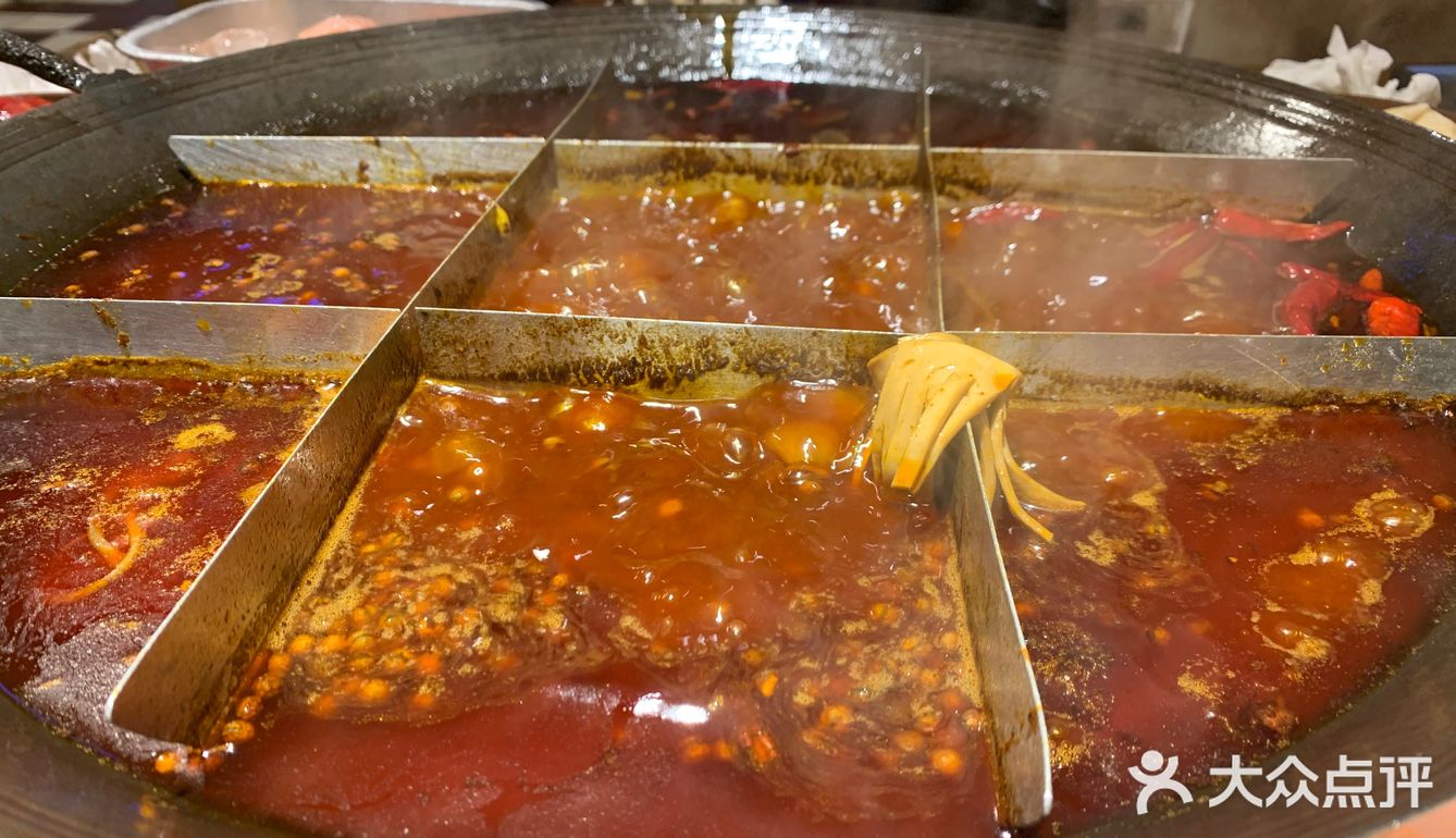 在重庆80年代老房子里吃老火锅