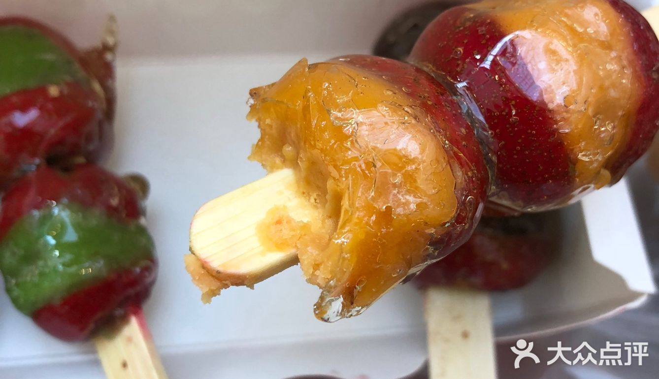 来王府井逛街必买的夹心冰糖葫芦！