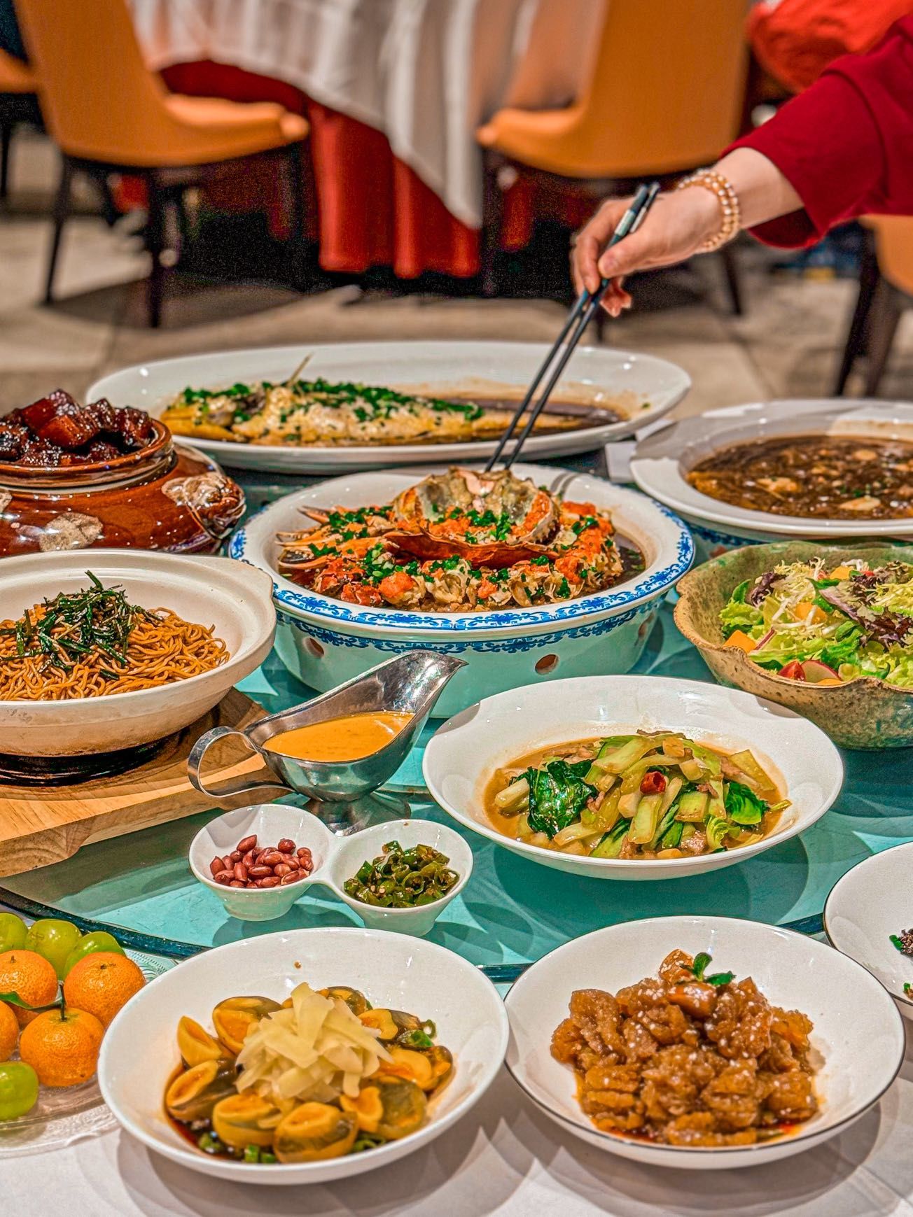 这里,历史悠久的十里洋场焕发着新生的摩登时代,让人仿佛穿越时空