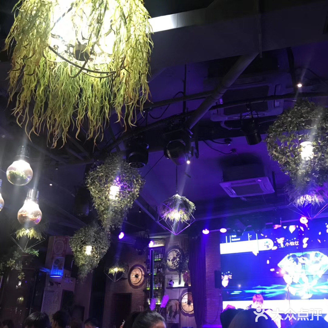 上海的胡桃里更都市化一点,镇江的这个没什么感觉是真的