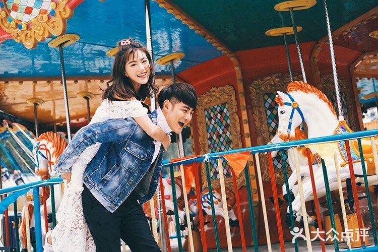 游乐场拍摄情侣写真也是不错的选择哦