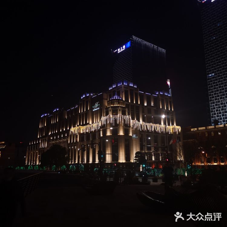 这是苏州河沿岸，新装修了一个步道，可以走走拍拍