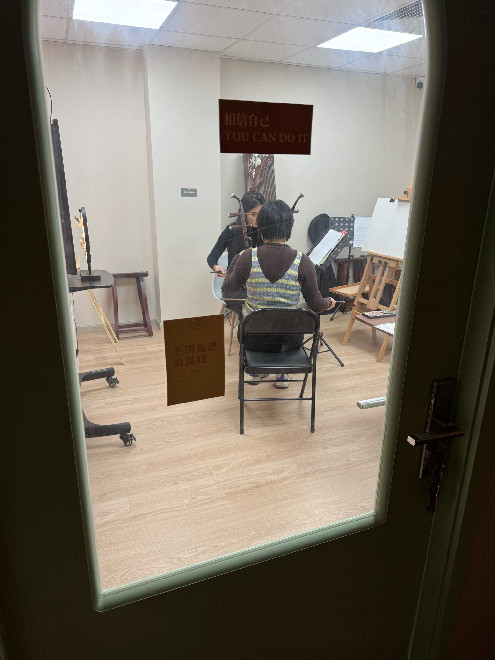 会拉板胡的二胡老师眼神犀利