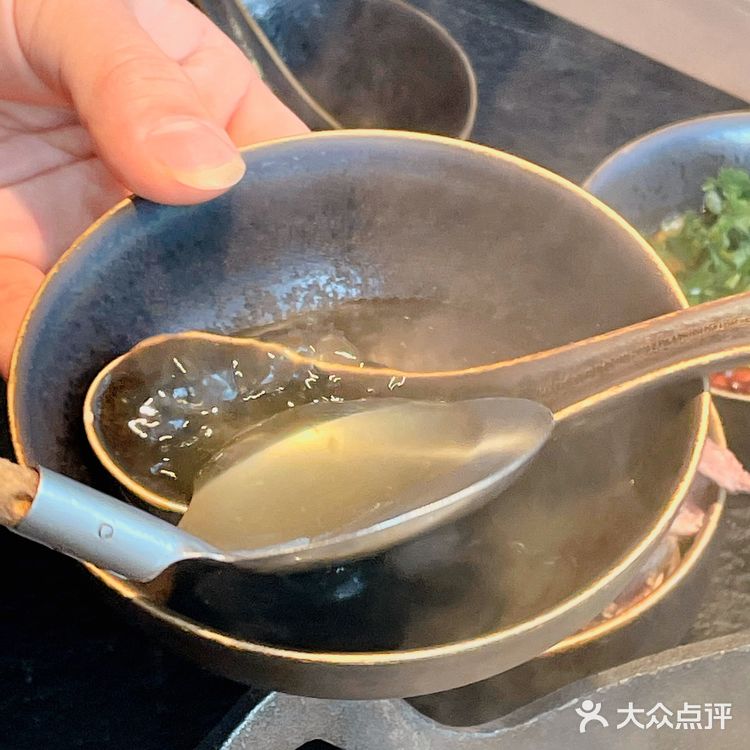 为了这个炭烤红薯，我愿意天天来火锅店排队