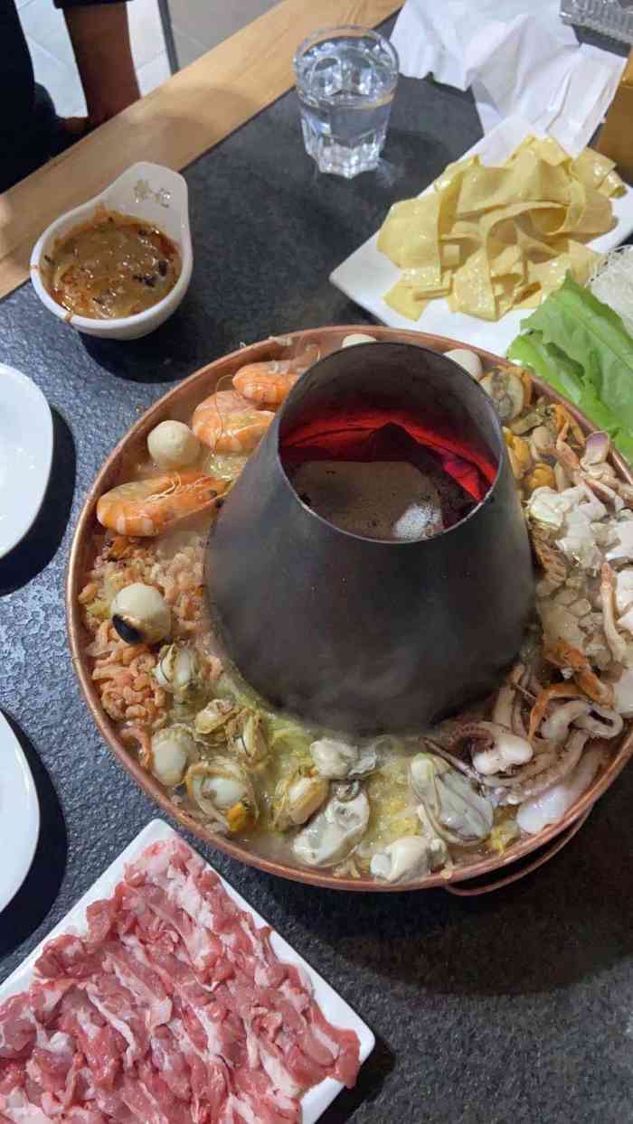 徐记铜火锅(上园店)-"东北的冬天,热气腾腾的铜火锅,三五好.