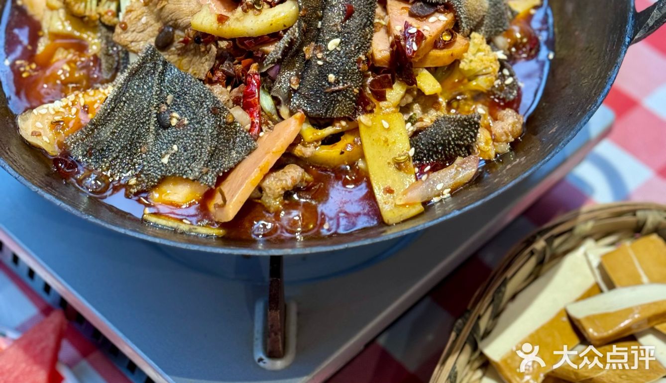 重庆火锅卷出新花样，火锅还能炒起吃。