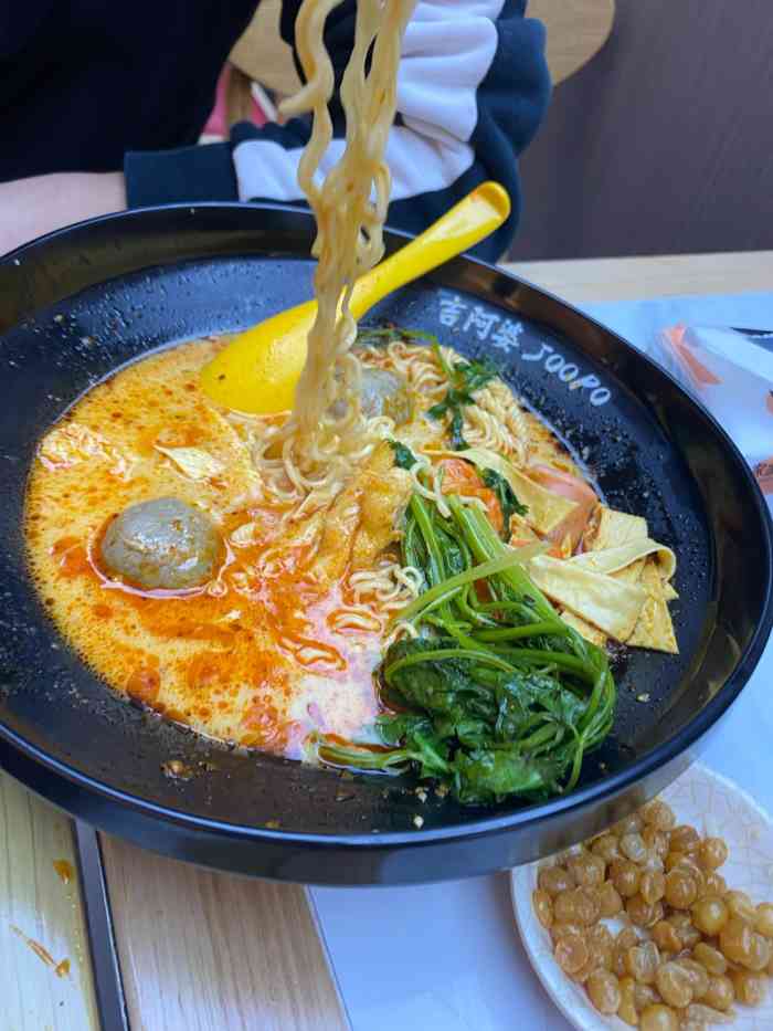 吉阿婆麻辣烫(青山宝龙店)-"孩子很喜欢吃这里的番茄味,服务态度很好,