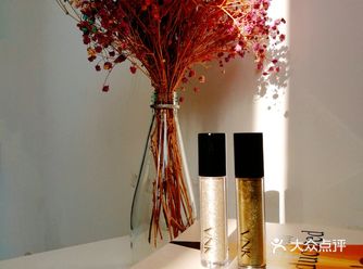 V  NEED  KISS   国货彩妆冲鸭